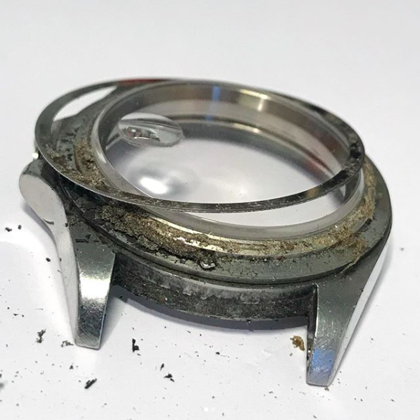 Vệ sinh đồng hồ đúng cách